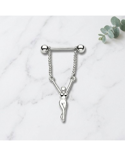 Piercing téton femme en acier chirurgical avec bijou suspendu silhouette féminine sur plateau velours bordeaux