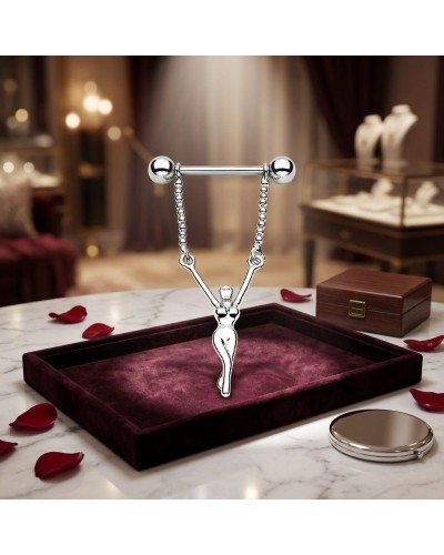 Piercing téton femme en acier chirurgical avec bijou suspendu silhouette féminine sur plateau velours bordeaux