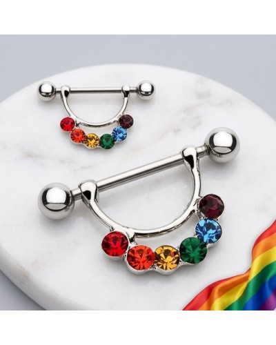 Piercing téton pendentif LGBT arc-en-ciel en acier argenté avec cristaux multicolores, présenté en paire sur marbre blanc