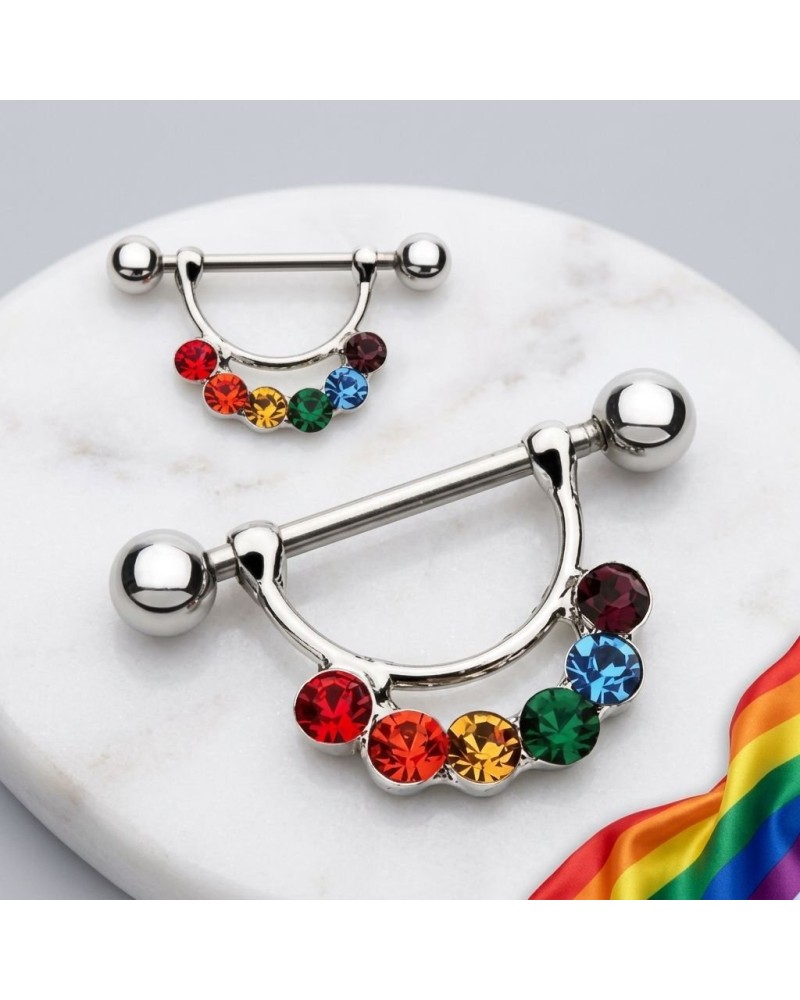 Piercing téton pendentif LGBT arc-en-ciel en acier argenté avec cristaux multicolores, présenté en paire sur marbre blanc