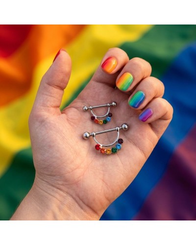Piercing téton pendentif LGBT arc-en-ciel en acier argenté avec cristaux multicolores, présenté en paire sur marbre blanc