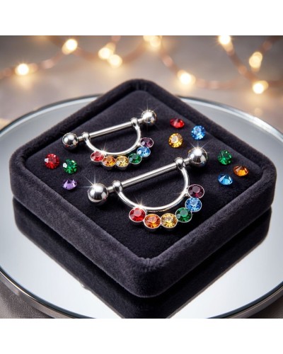 Piercing téton pendentif LGBT arc-en-ciel en acier argenté avec cristaux multicolores, présenté en paire sur marbre blanc